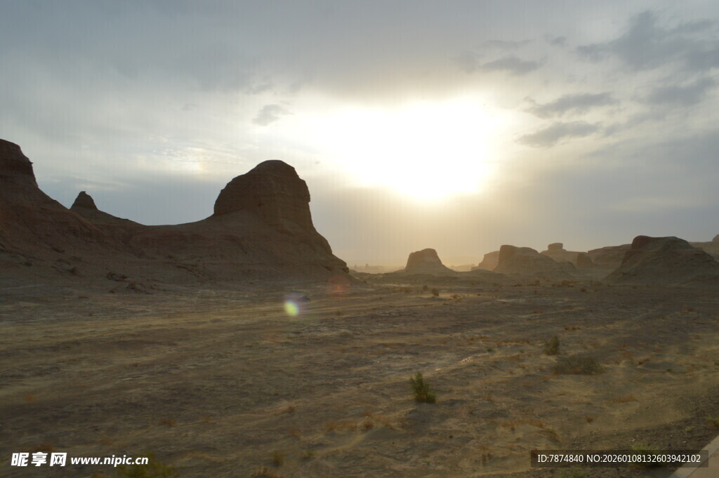 沙漠夕阳下的奇特岩石景观