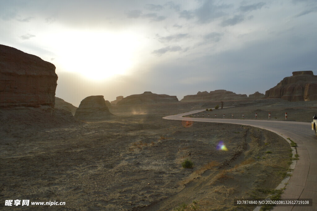 夕阳下的旷野公路