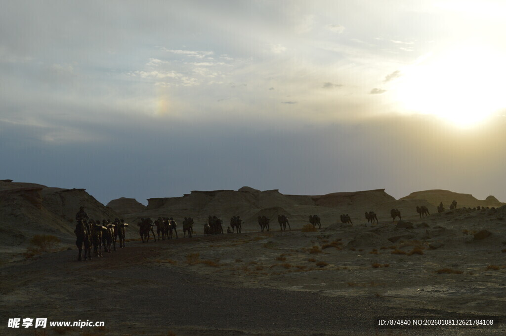 沙漠黄昏下的古老遗迹