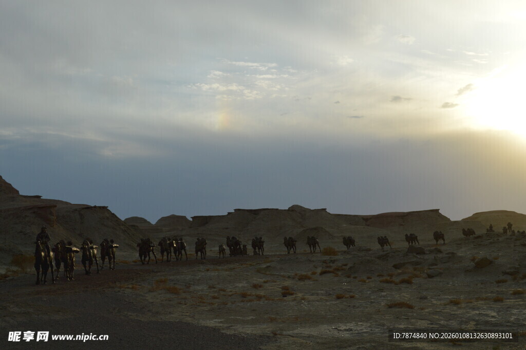 沙漠中的古老建筑遗迹