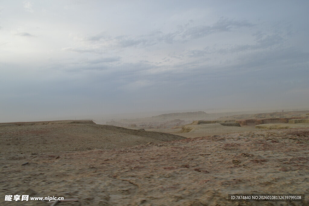 广袤荒凉的大地景观