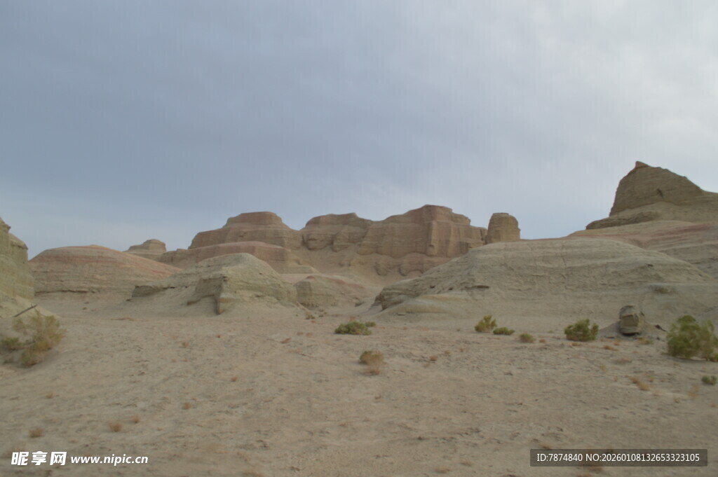 沙漠中的奇特岩石地貌