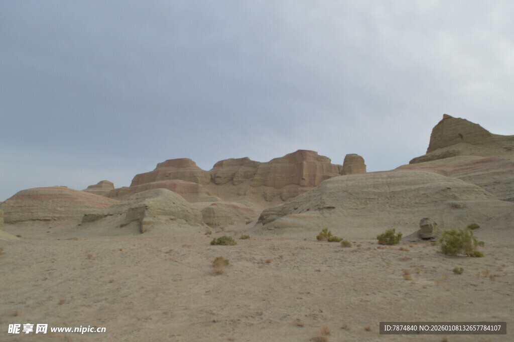 沙漠中的奇特岩石景观