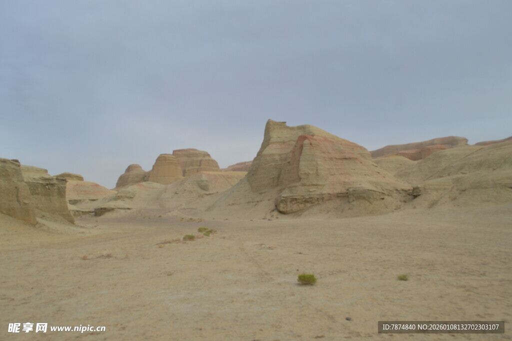 荒凉沙漠中的奇特土丘景观