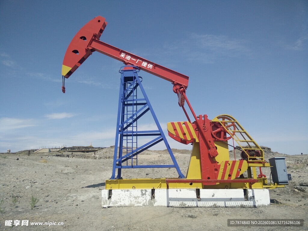 沙漠中的抽油机设备