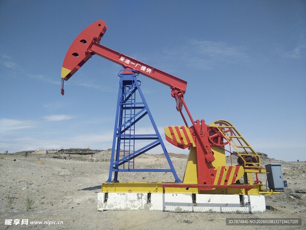 沙漠中的抽油机