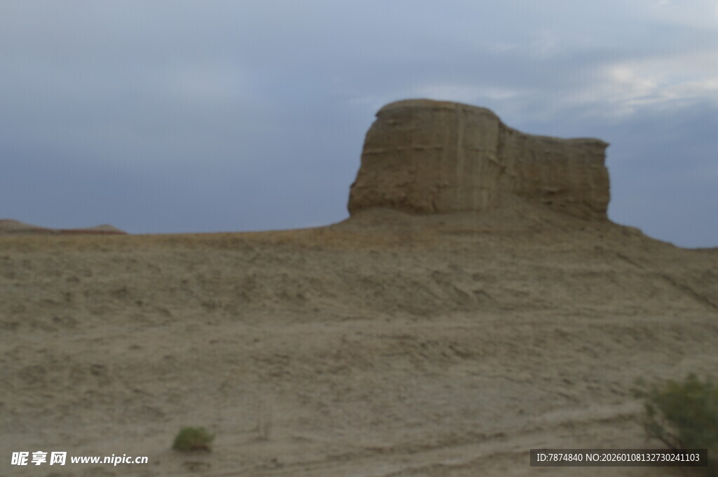 沙漠中的古老建筑遗迹