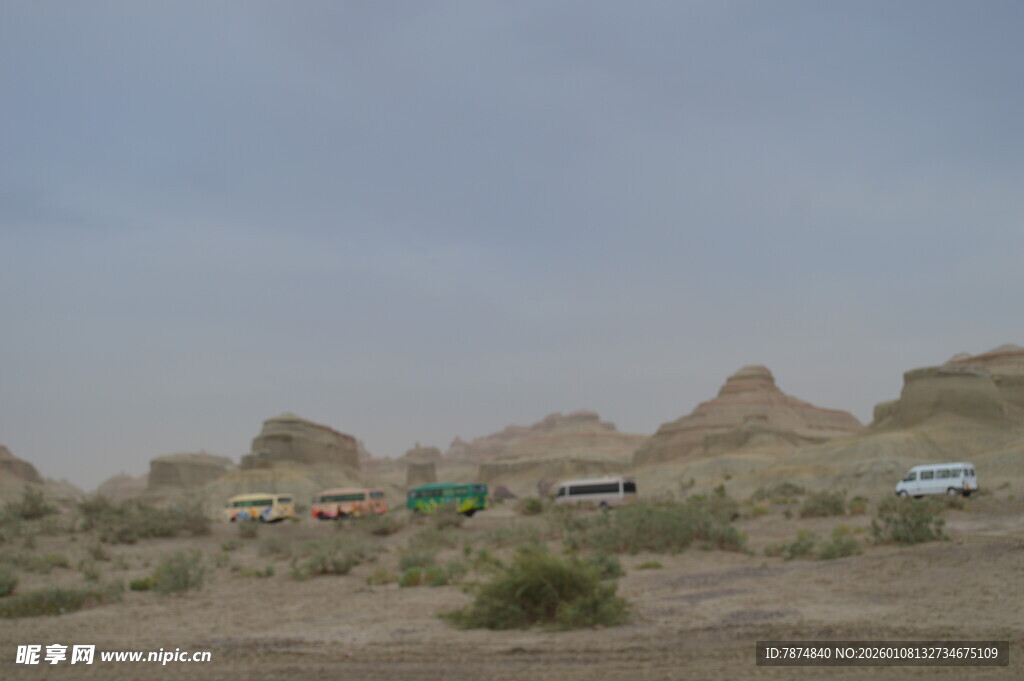 沙漠中的多彩车辆与地貌