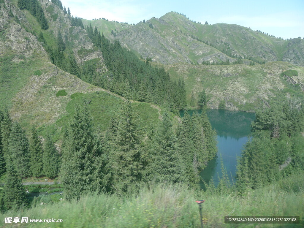 山间幽湖 绿意环绕的美景