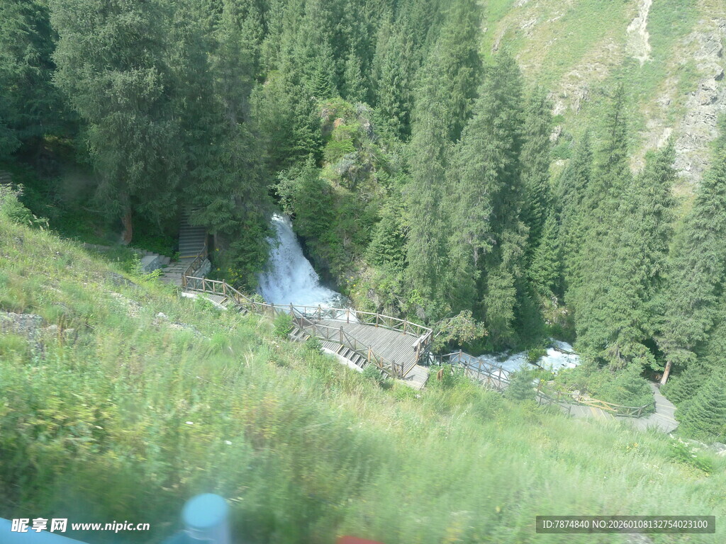 山间瀑布旁的翠绿景致