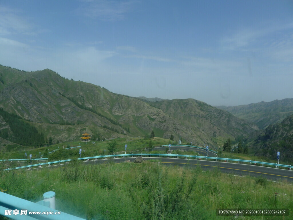 山间公路旁的葱郁景致