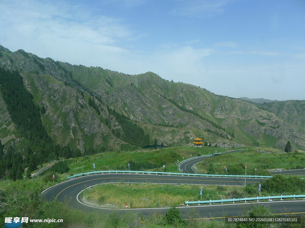 蜿蜒公路穿行于青山之间