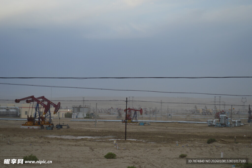 油田景观中的抽油机