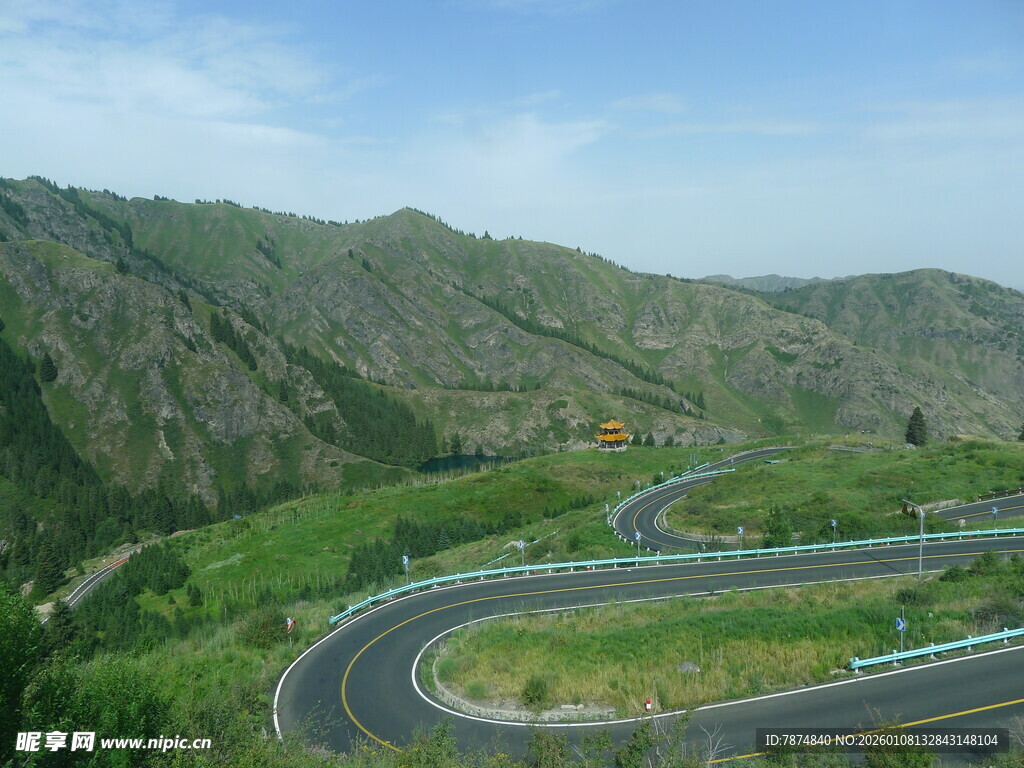 蜿蜒公路穿行于青山绿野