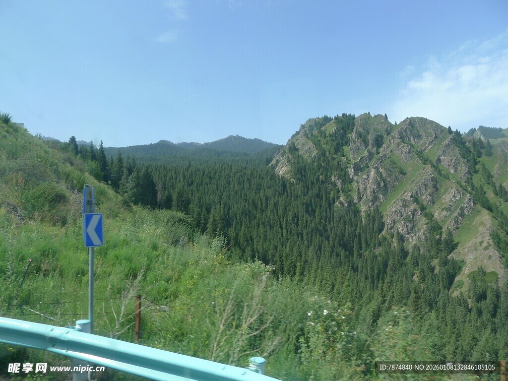 山间美景 路旁蓝标指示