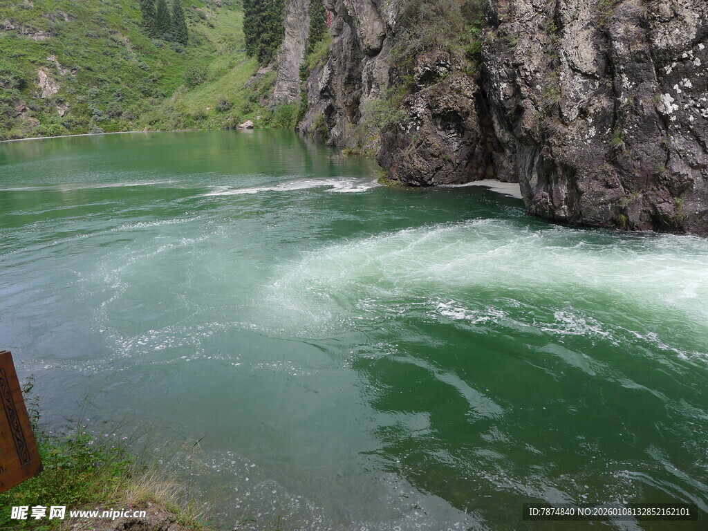 山间湍急碧绿河流景观