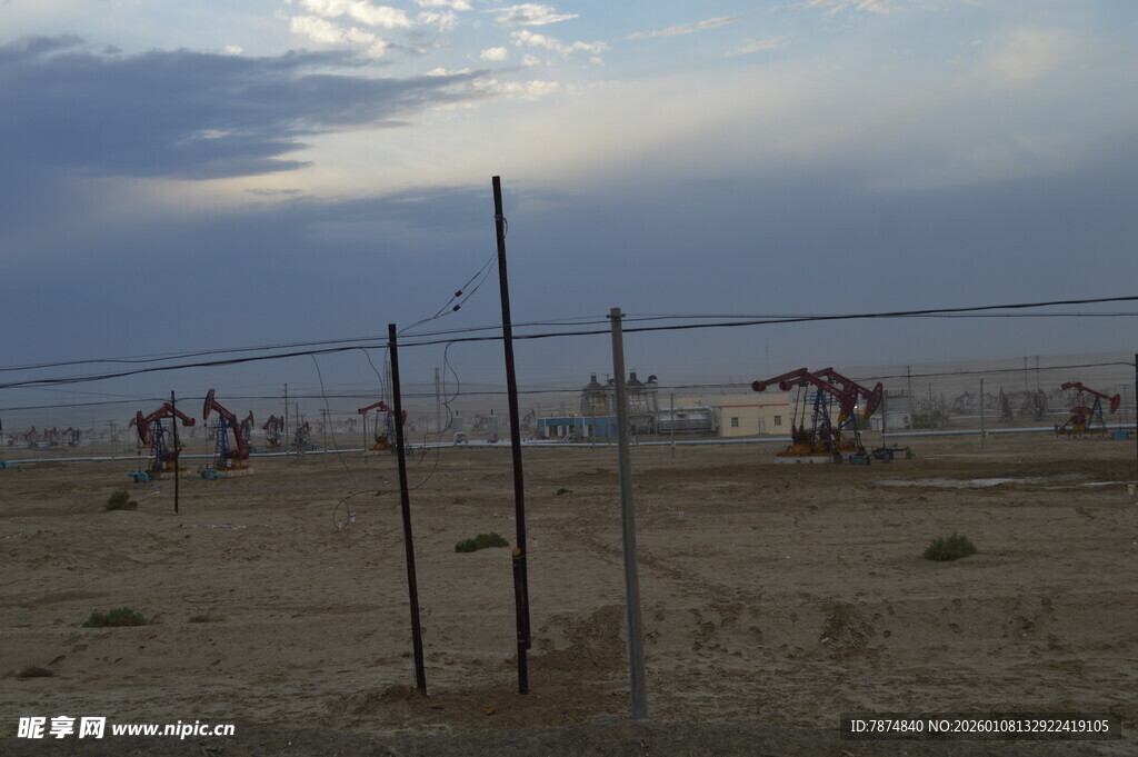 沙漠围栏处的荒芜景象