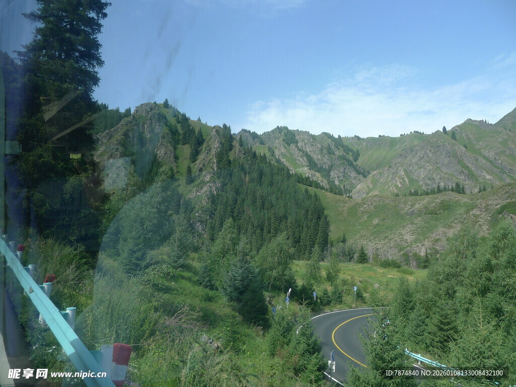 山间蜿蜒公路美景