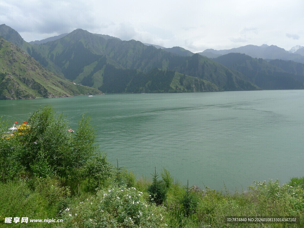 青山环绕的碧绿湖泊风景