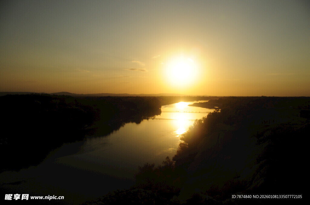 夕阳下的河畔美景