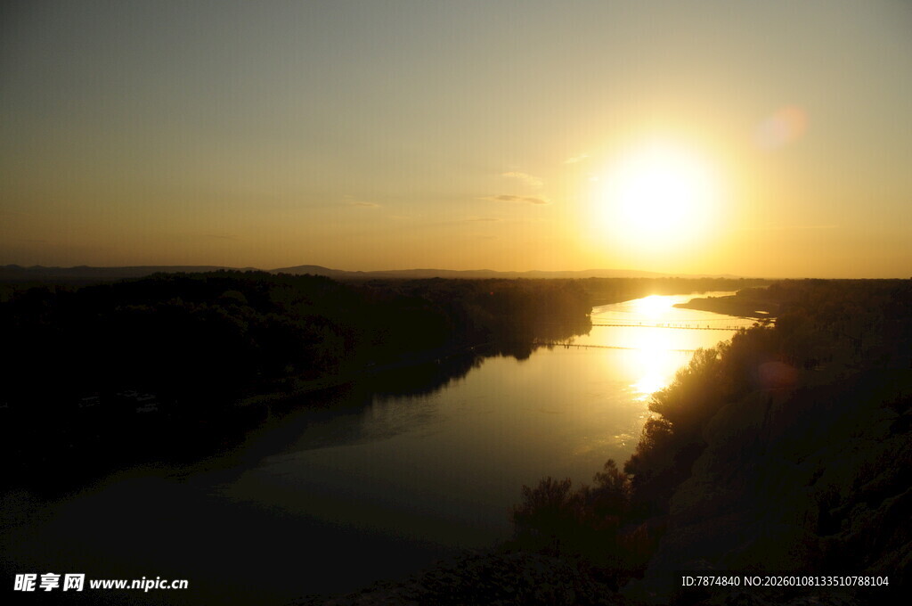 夕阳下的河畔美景