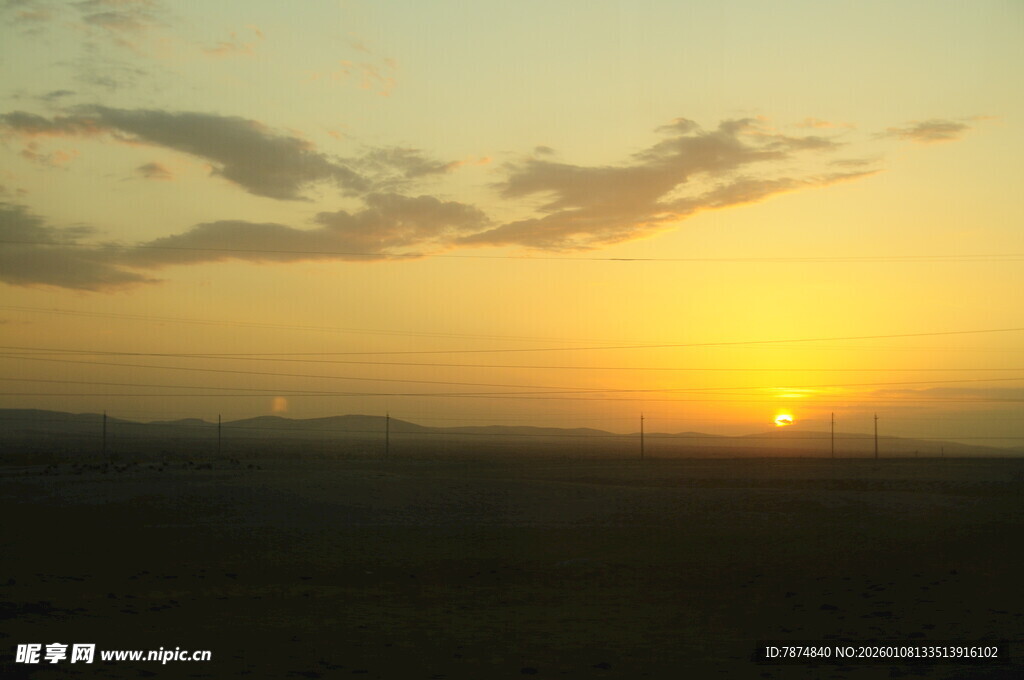 夕阳西下的广袤原野