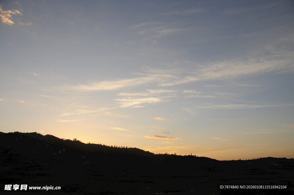 黄昏时分的山峦与天空