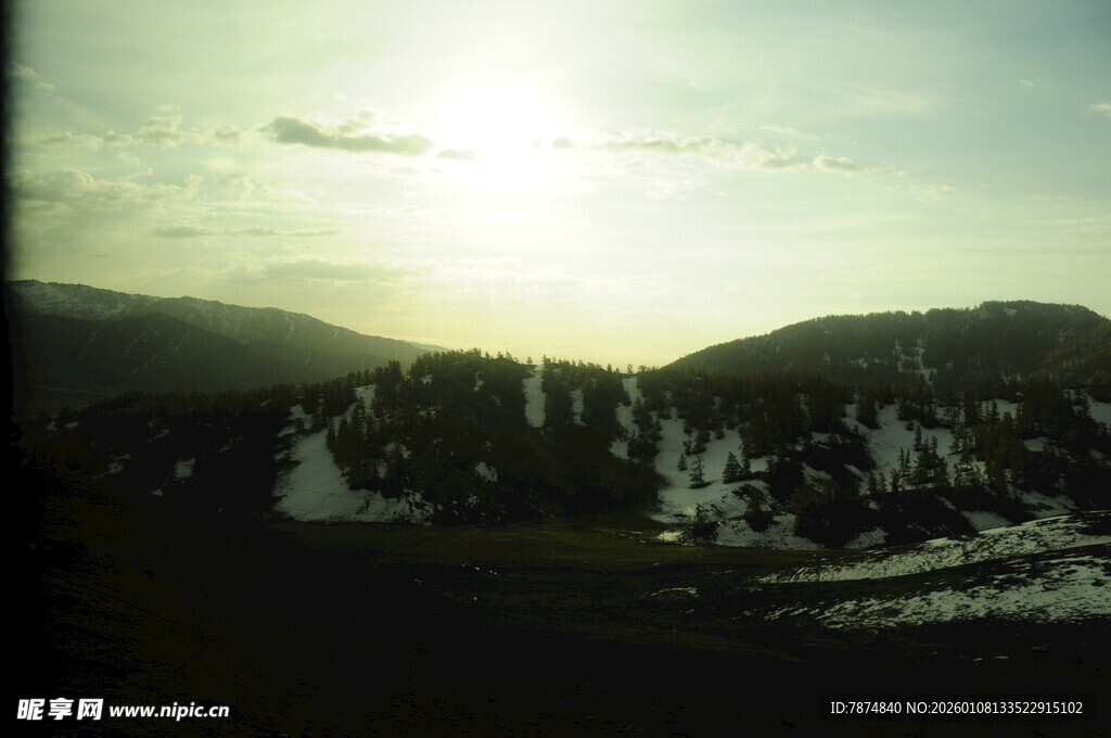 夕阳下的山水美景
