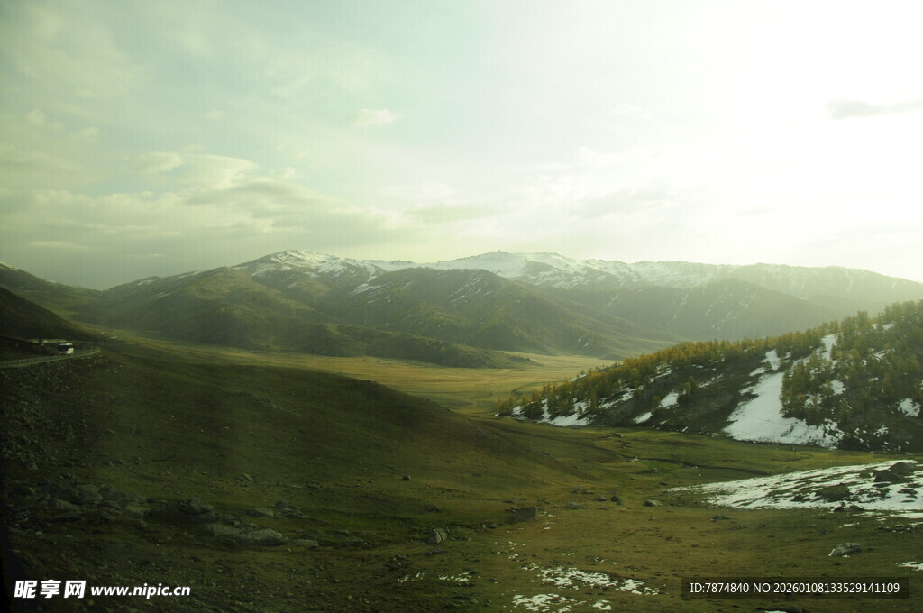 山间美景 草原与雪的邂逅