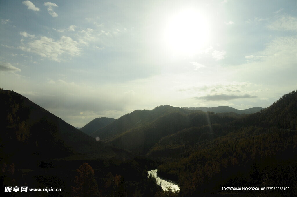 山间晨光下的蜿蜒公路