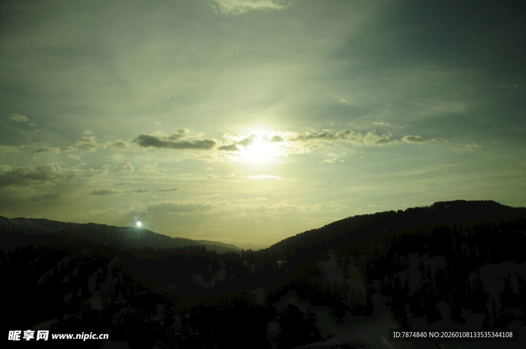 日落山峦间美景