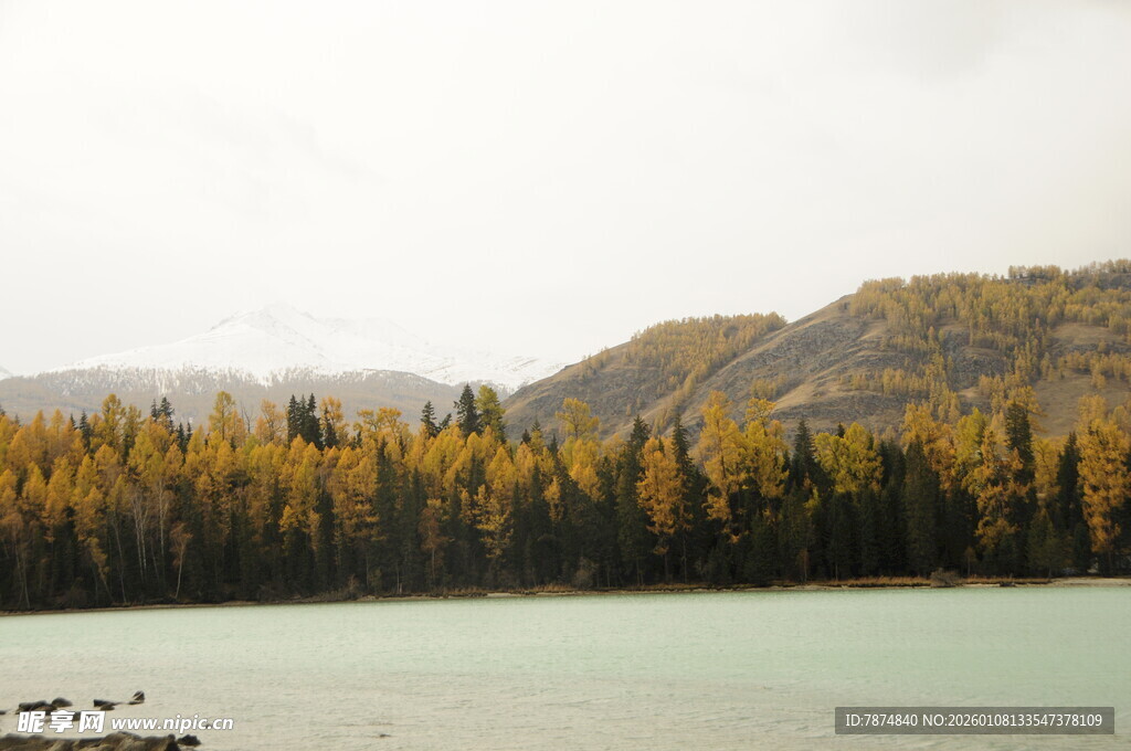秋日湖畔山林美景