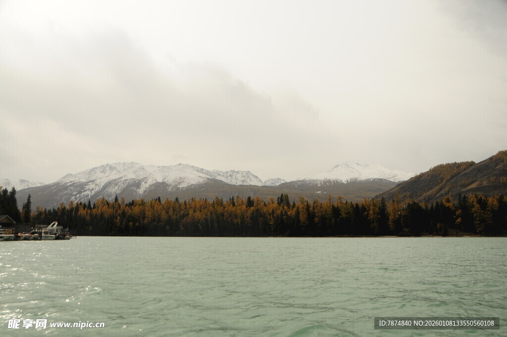 湖畔山林雪景风光