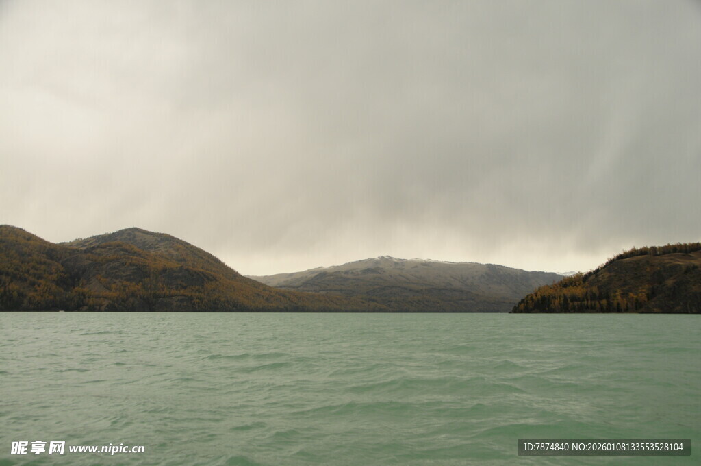 阴天下的山水湖景