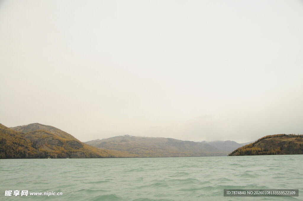 宁静湖景与远处山峦