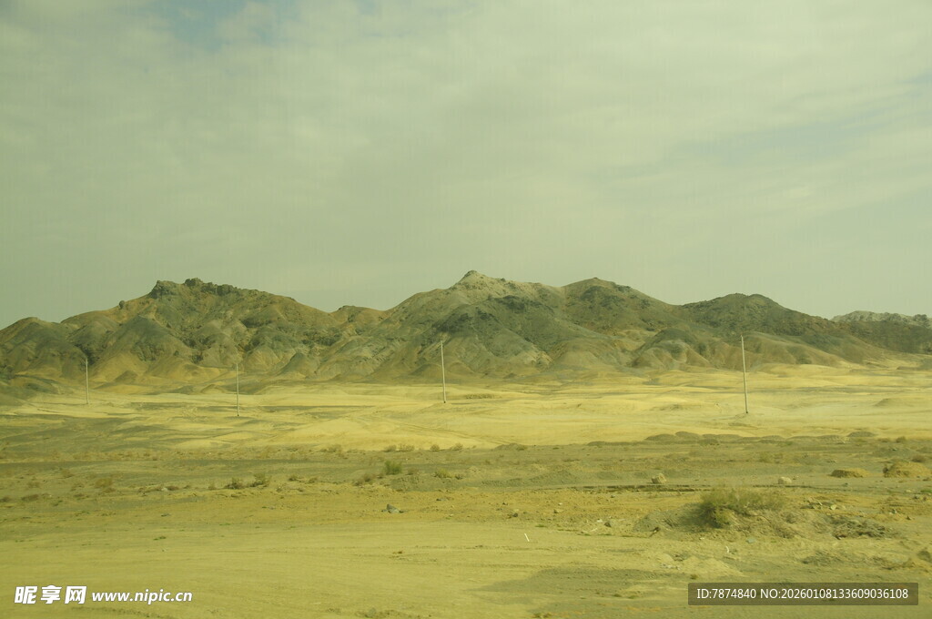 广袤沙漠中的起伏山丘