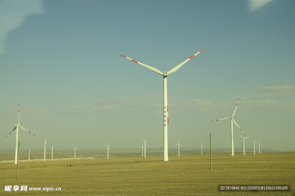 草原上的风力发电机组