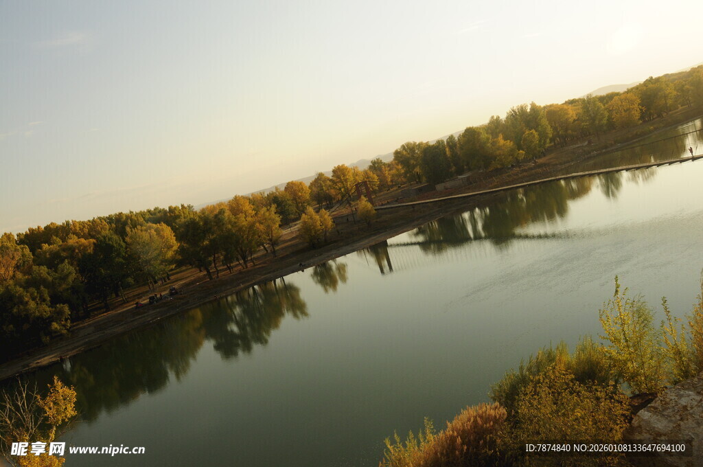 秋日河畔美景