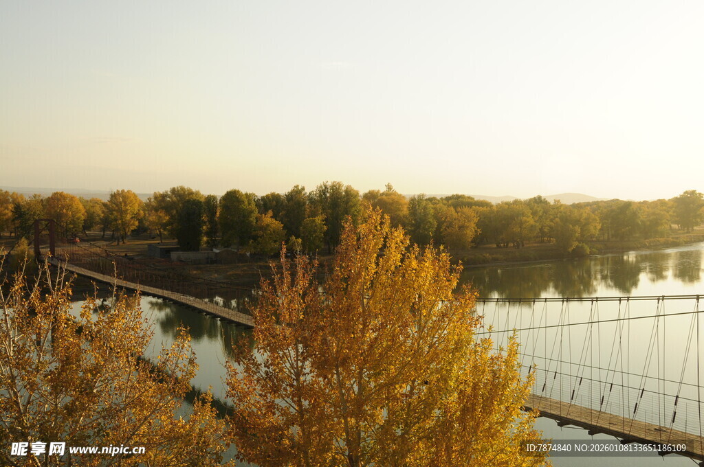 秋日河畔吊桥风景