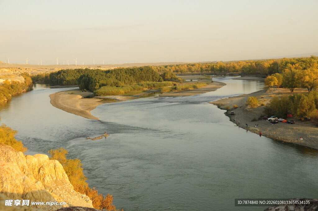 蜿蜒河流与两岸风光