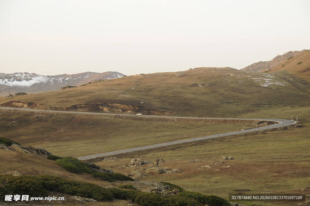 蜿蜒公路穿行于开阔原野