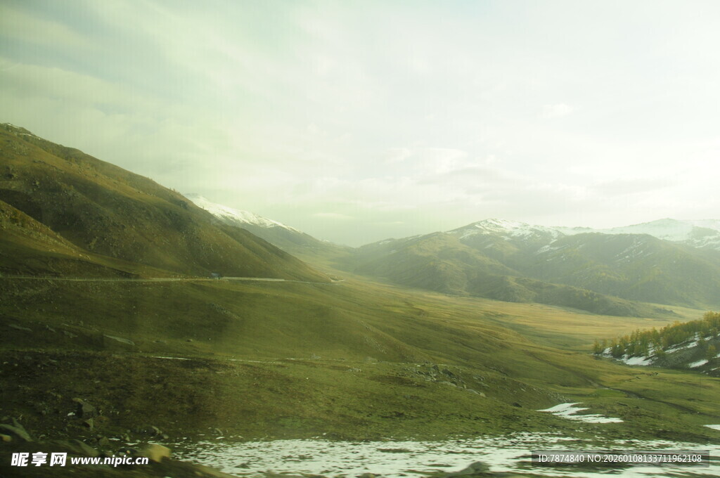 山间绿野 云雾缭绕之景