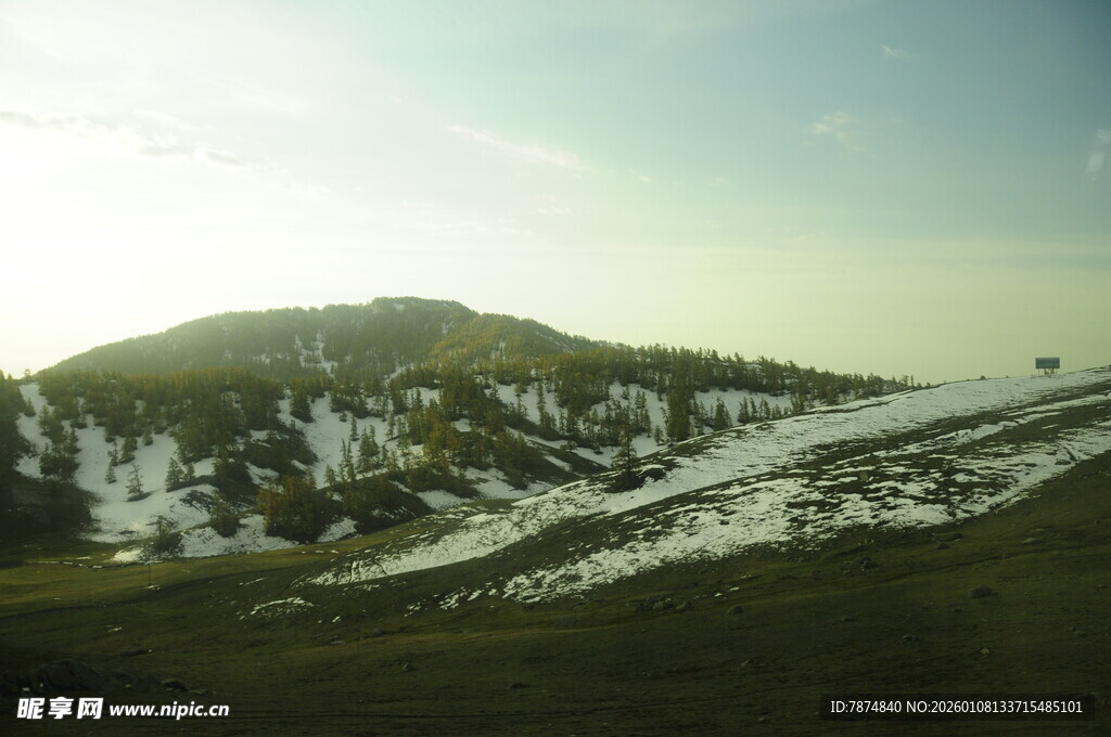 雪山草地自然风光图