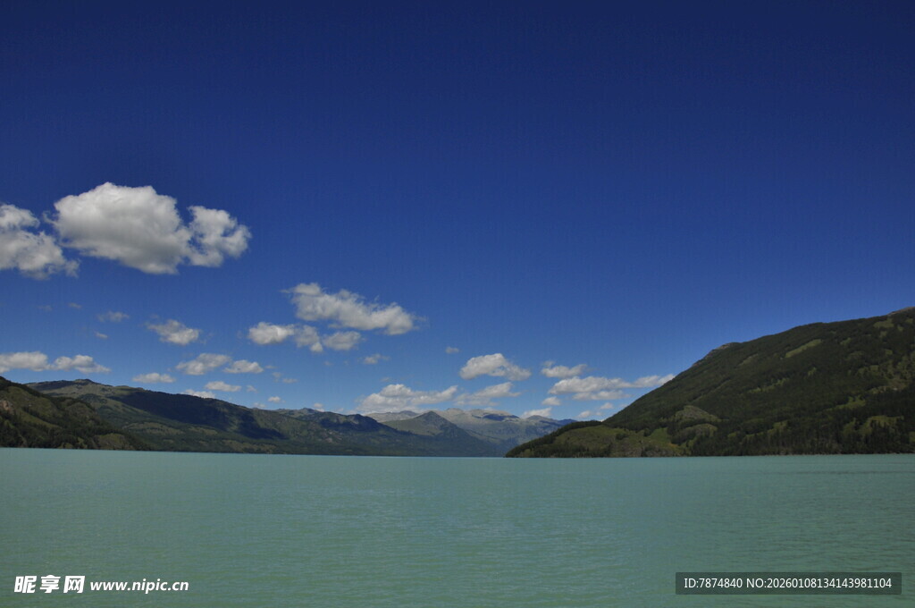 蓝天碧水间的美丽湖景