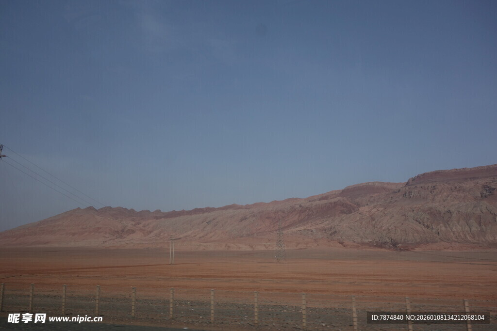 广袤红土地与远山蓝天