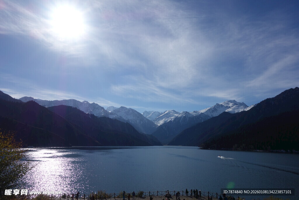 高山湖泊的壮丽风光