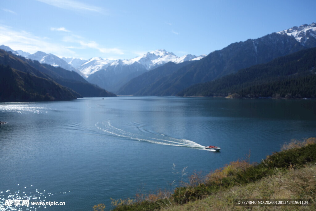 高山湖泊中的游船美景
