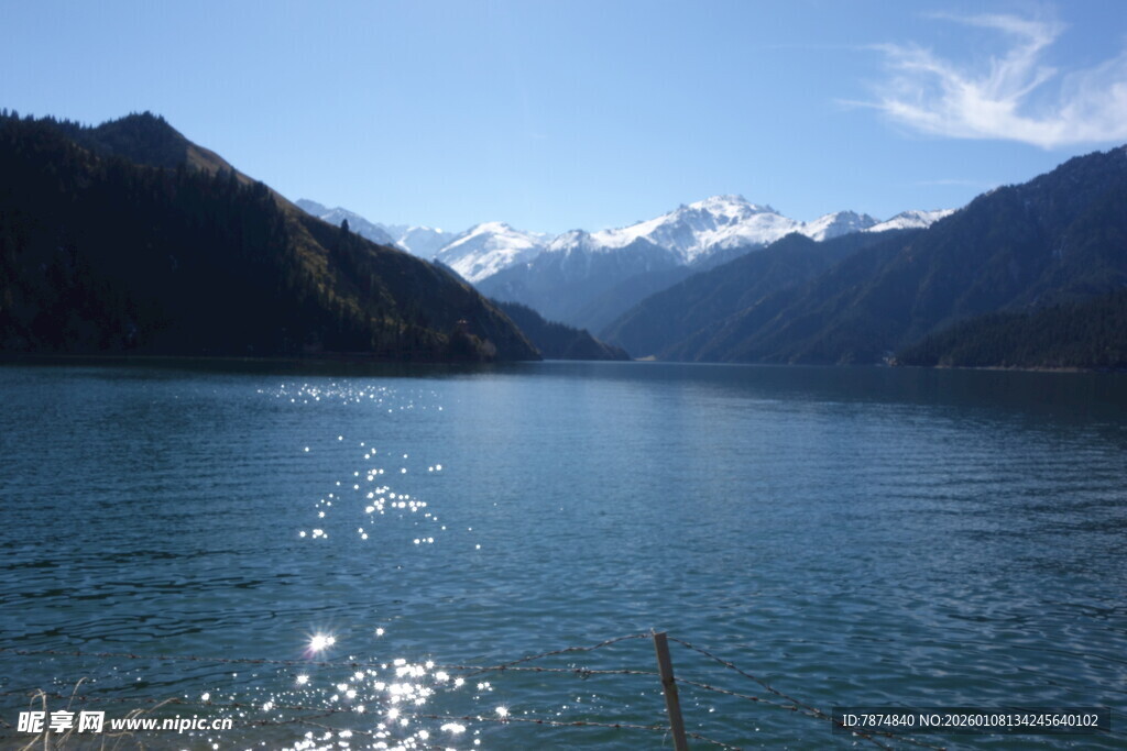宁静湖景与远处雪山