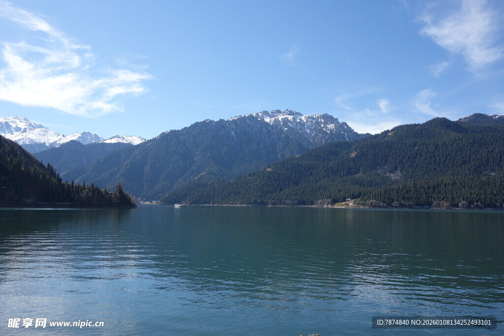 宁静山水间的湖光山色