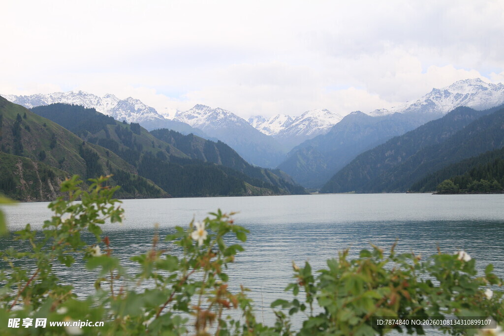 湖畔青山伴雪山美景